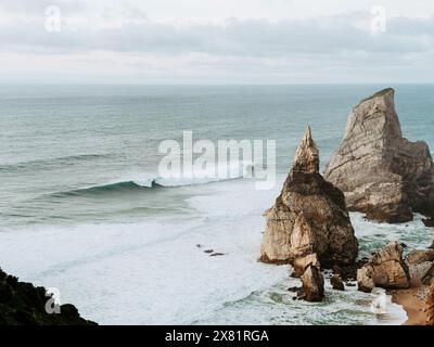 Blick von der Aussichtsplattform auf eindrucksvolle Meeresklippen, die in den Sonnenstrahlen des Sonnenuntergangs aus dem Meer aufsteigen Stockfoto