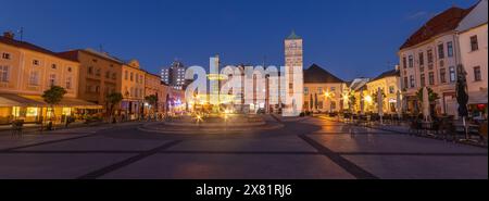 Panorama des beleuchteten Masaryk-Platzes in Karviná am Abend bei Sonnenuntergang, Stadtzentrum von Karviná, Stadt, Platz, Rathaus Stockfoto