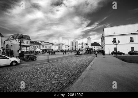 Masaryk-Platz in Karvina, Stadtzentrum von Karviná, Schwarzweißfoto, BW, Stadtplatz, Geschichte Stockfoto