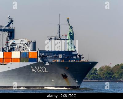 New York, New York, USA. Mai 2024. Das Nachfüllschiff der Berliner Klasse FGS Frankfurt am Main (A-1412) aus Deutschland kommt an der Freiheitsstatue vorbei. Der Beginn der Gedenkfeier in New York City beginnt mit der Parade der Schiffe auf dem Hudson River. (Kreditbild: © Carlos Chiossone/ZUMA Press Wire) NUR REDAKTIONELLE VERWENDUNG! Nicht für kommerzielle ZWECKE! Quelle: ZUMA Press, Inc./Alamy Live News Stockfoto