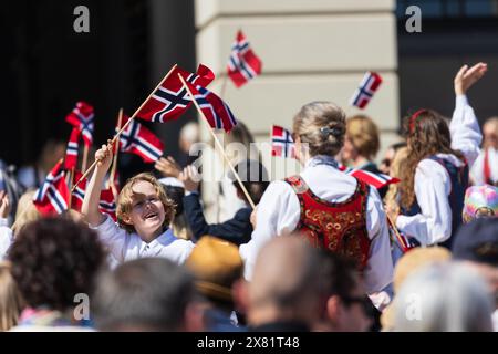 Oslo, Norwegen. Mai 2024. Die Menschen ziehen mit der Flagge Norwegens während des jährlichen Festes der norwegischen Verfassung, auch Sytttende Mai genannt, im Zentrum von Oslo. (Foto: Gonzales Photo - Stian S. Moller). Stockfoto