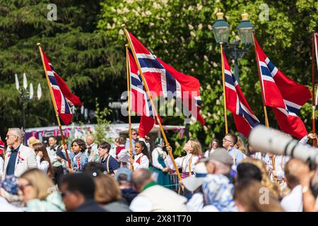Oslo, Norwegen. Mai 2024. Die Menschen ziehen mit der Flagge Norwegens während des jährlichen Festes der norwegischen Verfassung, auch Sytttende Mai genannt, im Zentrum von Oslo. (Foto: Gonzales Photo - Stian S. Moller). Stockfoto