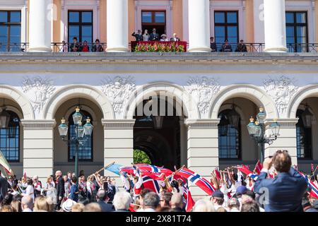 Oslo, Norwegen. Mai 2024. Menschen, die mit der Flagge Norwegens gesehen werden, während die norwegische Königsfamilie die Menschen vom Balkon des Königspalastes während der jährlichen Feier des norwegischen Konstitutionstages, auch Sytttende Mai genannt, im Zentrum von Oslo begrüßt. (Foto: Gonzales Photo - Stian S. Moller). Stockfoto