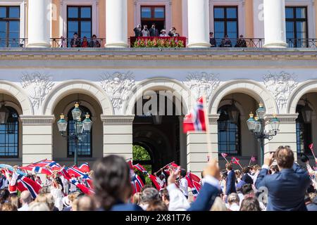 Oslo, Norwegen. Mai 2024. Menschen, die mit der Flagge Norwegens gesehen werden, während die norwegische Königsfamilie die Menschen vom Balkon des Königspalastes während der jährlichen Feier des norwegischen Konstitutionstages, auch Sytttende Mai genannt, im Zentrum von Oslo begrüßt. (Foto: Gonzales Photo - Stian S. Moller). Stockfoto