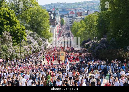 Oslo, Norwegen. Mai 2024. Menschen, die bei der jährlichen Feier des norwegischen Konstitutionstages, auch Sytttende Mai genannt, im Zentrum von Oslo zu sehen sind. (Foto: Gonzales Photo - Stian S. Moller). Stockfoto