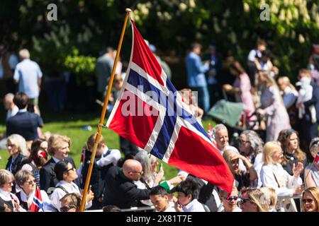 Oslo, Norwegen. Mai 2024. Die Menschen ziehen mit der Flagge Norwegens während des jährlichen Festes der norwegischen Verfassung, auch Sytttende Mai genannt, im Zentrum von Oslo. (Foto: Gonzales Photo - Stian S. Moller). Stockfoto