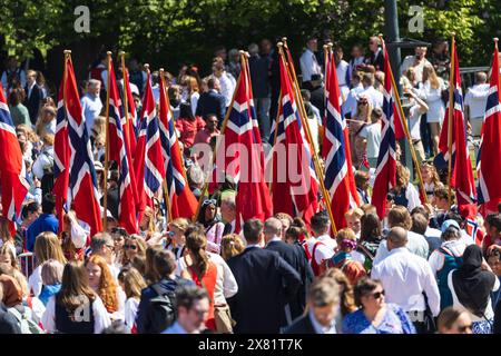 Oslo, Norwegen. Mai 2024. Die Menschen ziehen mit der Flagge Norwegens während des jährlichen Festes der norwegischen Verfassung, auch Sytttende Mai genannt, im Zentrum von Oslo. (Foto: Gonzales Photo - Stian S. Moller). Stockfoto