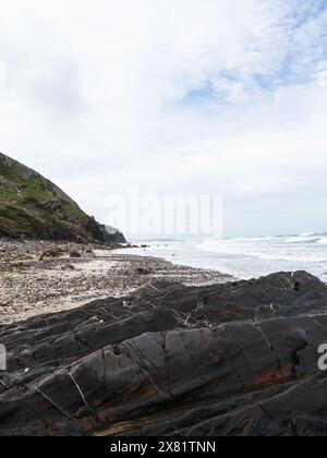 Wunderschöne Aussicht auf Klippen am Meer und Meereswellen, die zum Ufer hin Rollen Stockfoto