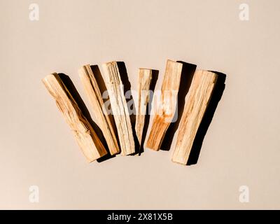 Holzstöcke Palo Santo auf hellem Hintergrund. Aromatherapie und religiöse Riten und Meditationen. Palo santo hält sich an die Reinigungszeremonie. Draufsicht. Stockfoto