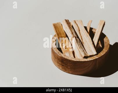 Palo Santo steckt in Holzkiste auf hellem Hintergrund. Ein Satz Weihrauch zur Begasung. Vorderansicht. Stockfoto