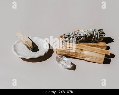 Weißer Salbei und Palo Santo auf hellbeigem Hintergrund. Ein Satz Weihrauch zur Begasung. Vorderansicht. Stockfoto