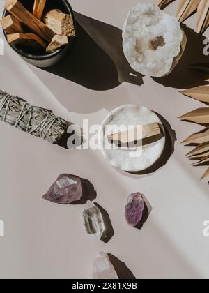 Weißer Salbei und Palo Santo und Amethyst und Quarzkristalle auf einem hellbeigen Hintergrund. Draufsicht. Ein Satz Weihrauch zur Begasung Stockfoto