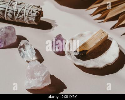 Weißer Salbei und Palo Santo und Amethyst und Quarzkristalle auf einem hellbeigen Hintergrund. Ein Satz Weihrauch zur Begasung. Stockfoto