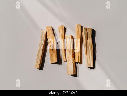 Holzstöcke Palo Santo auf hellem Hintergrund. Aromatherapie und religiöse Riten und Meditationen. Palo santo hält sich an die Reinigungszeremonie. Draufsicht. Stockfoto