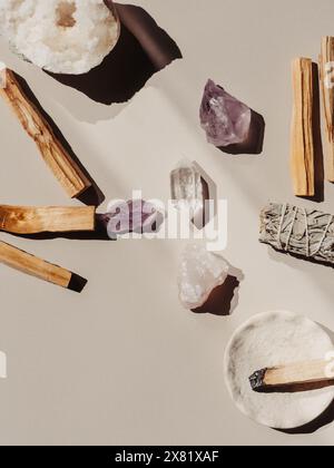 Weißer Salbei und Palo Santo und Amethyst und Quarzkristalle auf einem hellbeigen Hintergrund. Draufsicht. Ein Satz Weihrauch zur Begasung. Stockfoto