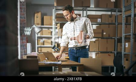 Inhaber eines kleinen Unternehmens, der einen Retro-Fahrradsitz verpackt, der online an einen Kunden verkauft wird. Einen kleinen Karton für das Porto vorbereiten. Eleganter männlicher Lagerverwalter, der in der Lagereinrichtung arbeitet. Stockfoto