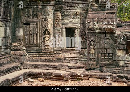 Steinmauer von Angkor Thom, einer der vielen Sehenswürdigkeiten in Angkor Wat, UNESCO-Weltkulturerbe, Siem Reap, Kambodscha Stockfoto