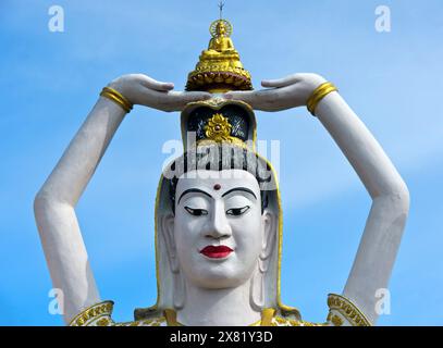 Porträt, Statue von Guanyin mit achtzehn Wappen, buddhistischer Tempel Wat Plai Laem, Koh Samui, Thailand Stockfoto