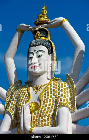 Porträt, Statue von Guanyin mit achtzehn Wappen, buddhistischer Tempel Wat Plai Laem, Koh Samui, Thailand Stockfoto