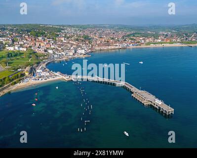 Swanage, Dorset. Vereinigtes Königreich. Frühlingszeit Luftbild einer der schönsten Küstenstädte im Süden Englands. Mai 2024 Stockfoto