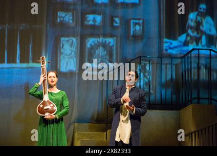 Susanna Hurrell (Sukanya), Alok Kuma (Chyavana) in SUKANYA at the Curve, Leicester, England 12/05/2017 Musik: Ravi Shankar Libretto: Amit Chaudhuri aus den legendären Sanskrit-Texten des Mahabharata Dirigent & Orchestrierung: David Murphy Design: 59 Produktionen Beleuchtung: Matt Haskins Choreograf: Aakash Odera das Regisseur: Suba das Stockfoto