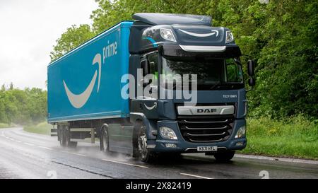 Stony Stratford, Großbritannien - 22. Mai 2024: Amazon Truck.2022 DAF Trucks Elektrofahrzeug fährt an nassen Tagen auf einer britischen Straße Stockfoto