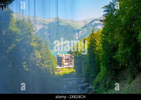 Das historische Grandhotel Giessbach auf der Bergseite mit Wasserfall in Brienz, Kanton Bern, Schweiz. Stockfoto