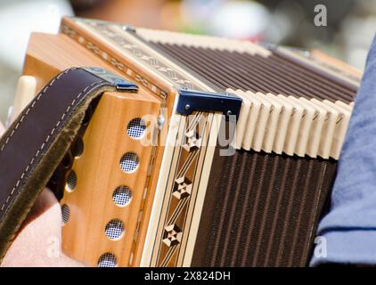 Mann, der auf einem Akkordeon spielt. Stockfoto