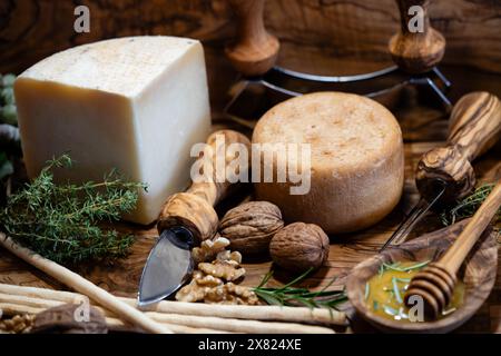 Variationen von köstlichem Käse auf einem Teller Stockfoto