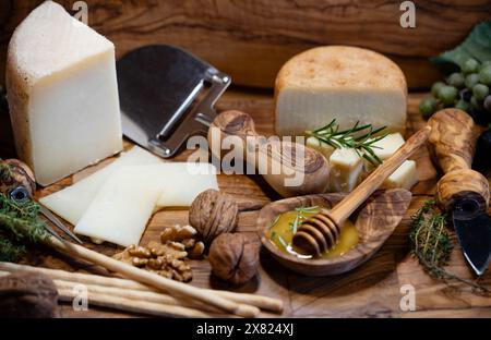 Variationen von köstlichem Käse auf einem Teller Stockfoto