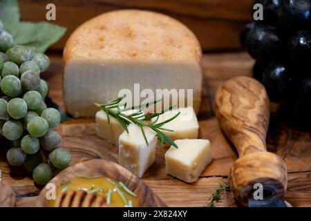 Variationen von köstlichem Käse auf einem Teller Stockfoto