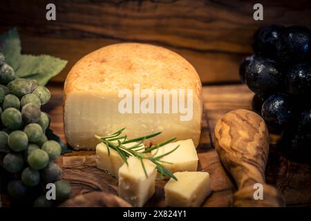 Variationen von köstlichem Käse auf einem Teller Stockfoto