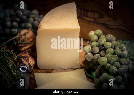 Variationen von köstlichem Käse auf einem Teller Stockfoto