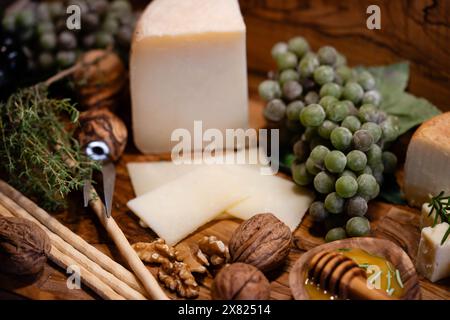 Variationen von köstlichem Käse auf einem Teller Stockfoto