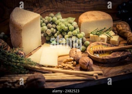 Variationen von köstlichem Käse auf einem Teller Stockfoto