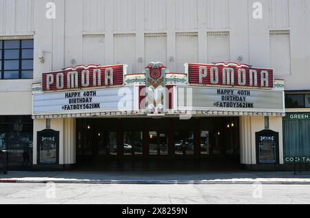 POMONA, KALIFORNIEN - 18. MAI 2024: Das Festzelt und der Eingang zum Fox Theater, ein vollständig restaurierter Art déco-Kinopalast, der 1931 erbaut wurde. Stockfoto