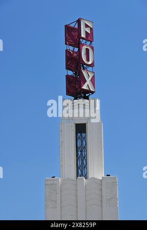 POMONA, KALIFORNIEN - 18. MAI 2024: Nahaufnahme des Turms des Fox Theaters auf dem vollständig restaurierten Art déco-Kinopalast aus dem Jahr 1931. Stockfoto