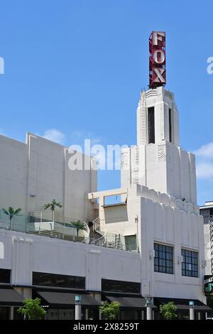 POMONA, KALIFORNIEN - 18. MAI 2024: Der Fox Theater Tower auf dem vollständig restaurierten Art déco-Kinopalast, erbaut 1931. Stockfoto