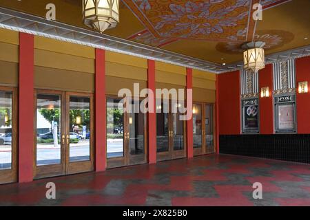 POMONA, KALIFORNIEN - 18. MAI 2024: Eintritt zum Fox Theater, einem vollständig restaurierten Art déco-Kinopalast aus dem Jahr 1931. Stockfoto