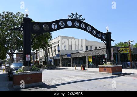 POMONA, KALIFORNIEN - 18. MAI 2024: Arts Colony Arch over Second Street in der historischen Innenstadt von Pomona Stockfoto