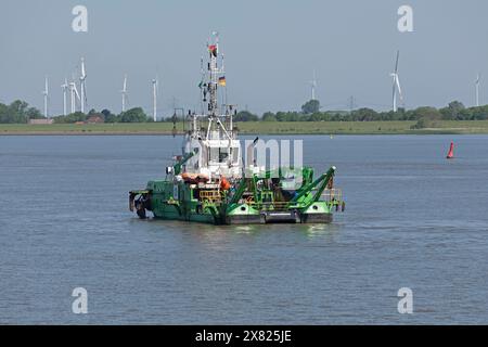 Windkraftwerke, Boot, Elbe bei Brokdorf, Schleswig-Holstein, Deutschland Stockfoto