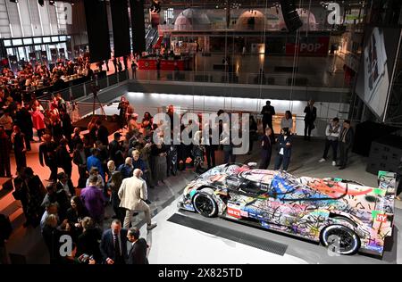 Paris, Frankreich. Mai 2024. © PHOTOPQR/OUEST FRANCE/Stéphane Geufroi ; Paris ; 21/05/2024 ; BMW et l'artiste plasticienne américaine Julie Mehretu ont présenté au Centre Georges Pompidou de Paris, la M Hybrid V8 qui participera aux 24 Heures du Mans 2024. - ERSTE BILDER DES BMW M TEAM WRT BMW M HYBRID V8 ART CAR BMW M Team WRT's #20 BMW M Hybrid V8 Art Car wurde kürzlich im Centre Pompidou in Paris mit einer Lackierung präsentiert, die von der in Äthiopien geborenen, New York lebenden Künstlerin Julie Mehretu entworfen wurde. Quelle: MAXPPP/Alamy Live News Stockfoto