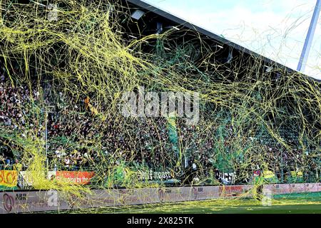 DIE HAAG - ADO den Haag-Fans vor dem Play-offs-Spiel zwischen ADO den Haag und Excelsior Rotterdam im Bingoal-Stadion am 22. Mai 2024 in Amsterdam, Niederlande. ANP GERRIT VAN KÖLN Stockfoto