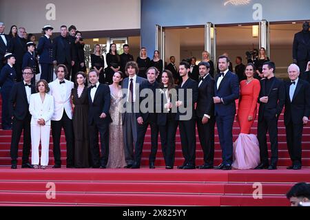 (Links-rechts) Alexandre de La Patellière, Marie Narbonne, Dimitri Rassam, Anamaria Vartolmei, Patrick Mille, Adele Simphal, Vassili Schneider, Matthieu Delaporte, Anais Demoustier, Pierre Niney, Pierfrancesco Favino, Laurent Lafitte, Julie de Bona, Julien de Saint-Jean und Jerome Seydoux bei der Uraufführung des Grafen von Monte Cristo während der 77. Filmfestspiele in Cannes, Frankreich. Bilddatum: Mittwoch, 22. Mai 2024. Stockfoto