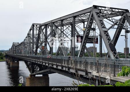 Die Royal Alexandra Interprovincial Bridge über den Ottawa River, Ottawa, Ontario, Kanada Stockfoto