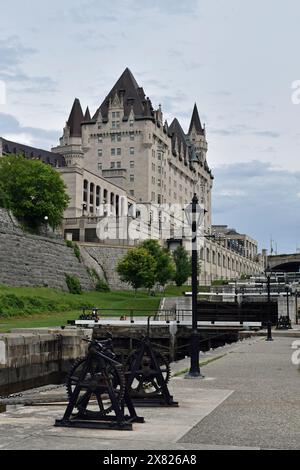 Der Rideau Canal und die Ottawa Locks, die in den Ottawa River bei Ottawa, Ontario, Kanada münden, mit Fairmont Chateau Laurier im Hintergrund Stockfoto