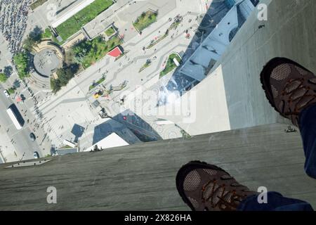 Blick durch Glasboden, CN Tower, Toronto, Ontario, Kanada Stockfoto