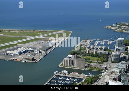 Flughafen, Hafen und Ontario-See, Toronto, Kanada vom CN Tower aus gesehen Stockfoto