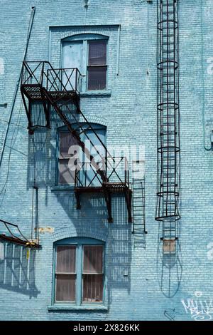 Treppenhäuser und Gebäude aus altblau bemalten Ziegeln, Historic Distillery District, Toronto, Ontario, Kanada Stockfoto