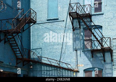 Treppenhäuser und Gebäude aus altblau bemalten Ziegeln, Historic Distillery District, Toronto, Ontario, Kanada Stockfoto